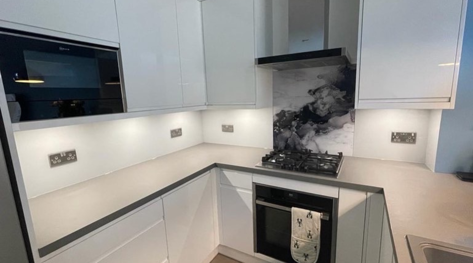 Glass Splashbacks vs Traditional Tile Backsplashes: A Comprehensive Comparison