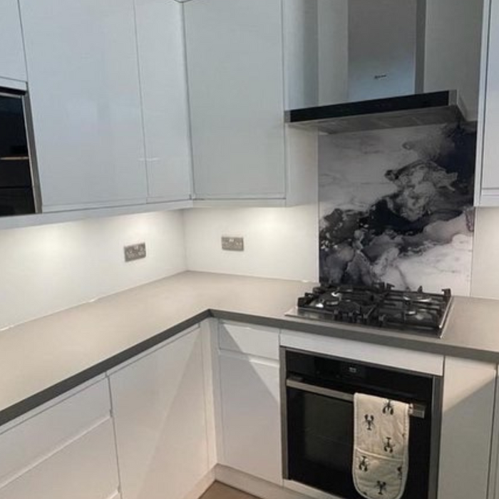 Glass Splashbacks vs Traditional Tile Backsplashes: A Comprehensive Comparison