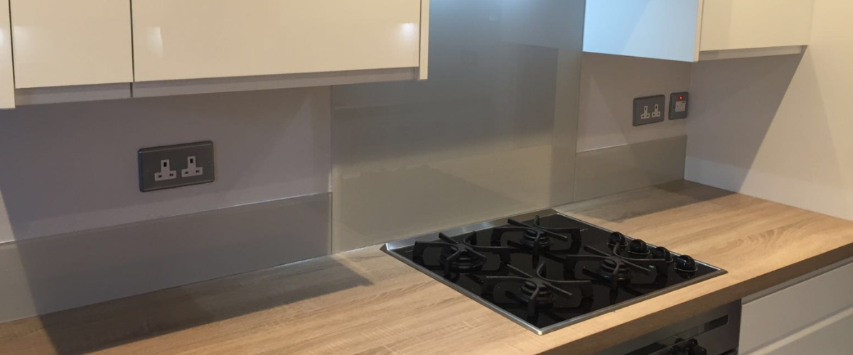 Upstand vs Glass splashback: kitchen design essentials