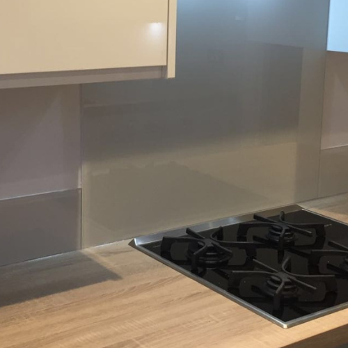 Upstand vs Glass splashback: kitchen design essentials